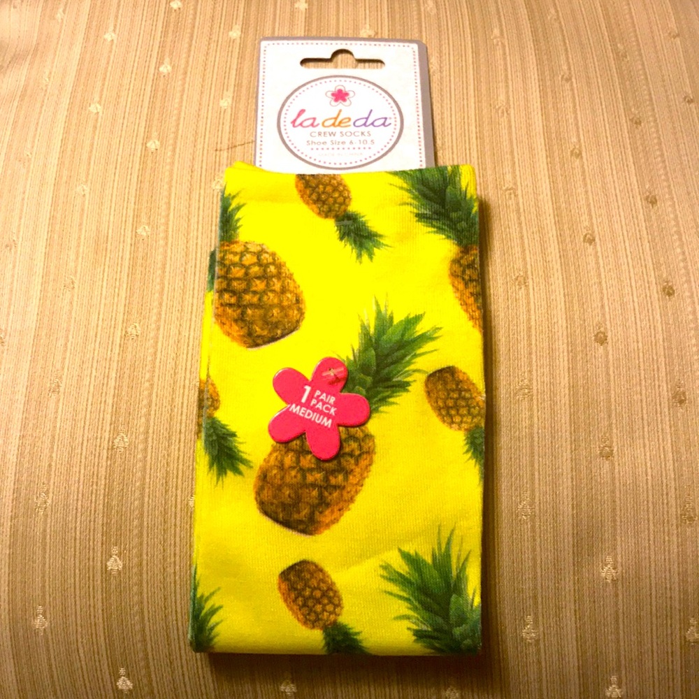 NWT ladeda pineapple print ladies crew socks.
